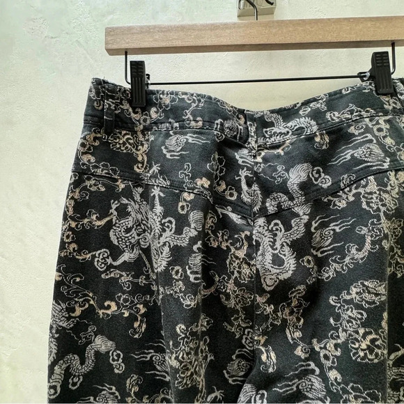 VTG Lees || Women's Dragon Printed Pants Black Ankle Cuffed Size 10 - Picture 8 of 12